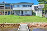 Balmoral Waterfront Escape at Lake Macquarie Hotels in Fishing Point