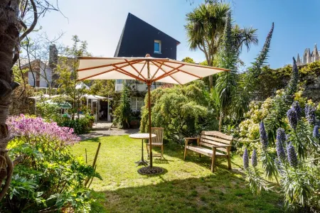 Logis Hotel les Fuchsias Отели рядом с достопримечательностью «Остров Татиу»