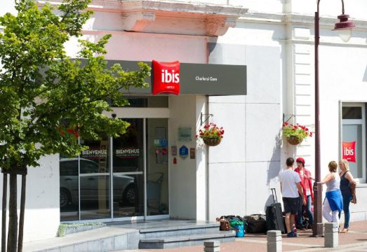 3. 이비스 샤를루아..