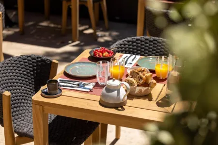 Hotel La Mere Germaine Отели в г. Сен-Лоран-Дез-Арбр