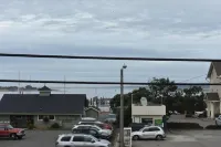 Lighthouse Cove Inn - parking