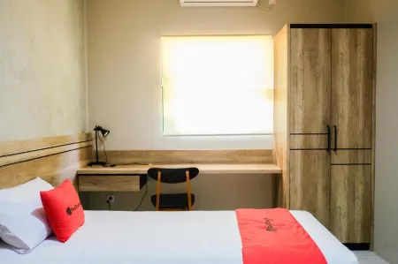 RedDoorz Near Trans Studio Mall Cibubur 3 Отели в г. Cimanggis