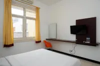 RedDoorz at Hotel Artama Pandanaran Semarang Hotell i Mugassari