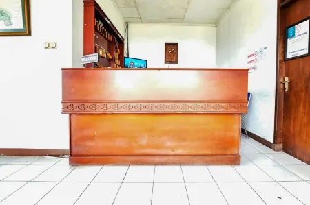 RedDoorz Near Pasar Cipanas Отели рядом с достопримечательностью «Botanic Garden Cibodas»