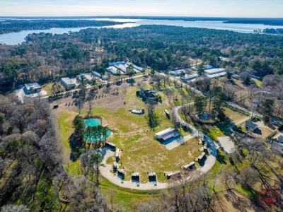 Happy Goat Retreat Hotels near Corinthian Point Yacht