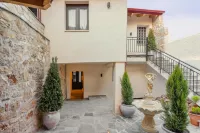 12 Pyles Living History Hotels in Ligiades