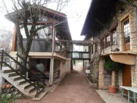 Logis Hôtel Restaurant la Vieille Ferme, Mâcon Nord Hotels in Clessé