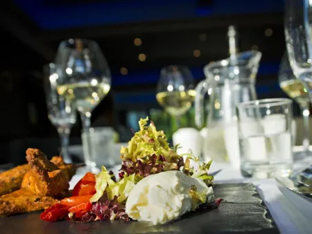 Number 10 Hotel Отели рядом с достопримечательностью «Burnside Blairbeth Church»