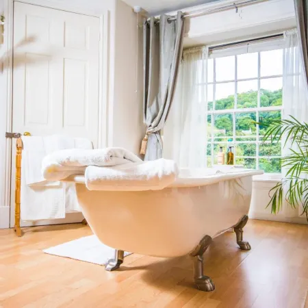Self Catering Accommodation, Cornerstones, 16th Century Luxury House Overlooking the River