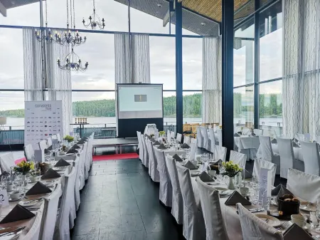 Skåvsjöholm, Hotell & Konferens Отели в г. Окершберя