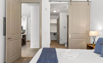 Modern Cozysuites on Town Lake Waterfront 02