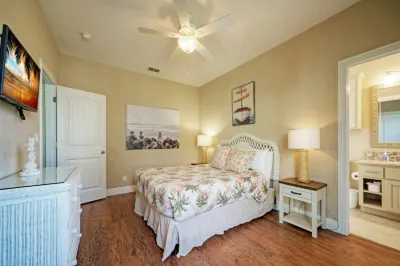 Pool, Walkable to Old Town Eateries, Nightlife, Shops Palm Palace by AvantStay Hotels near University of Texas, Marine Science Institute