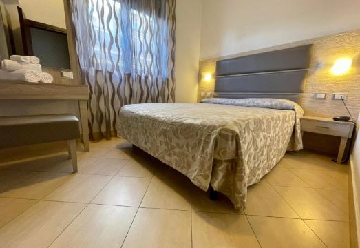 O.C. 호텔 빌라 아드리아나의 깔끔하고 현대적인 로비 이미지