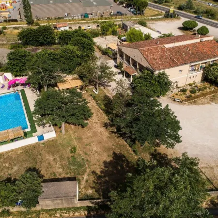 Hotel Carina-Très Grande Piscine-Local à Vélo Отели в г. Апт