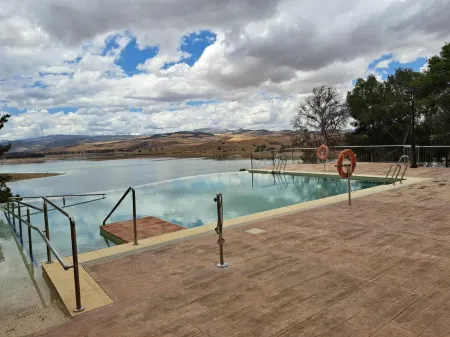 Apartamentos Parque Ardales Отели рядом с достопримечательностью «Парк Ардалес»