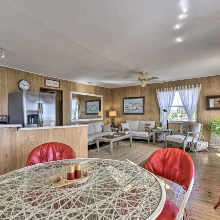 Fernandina Cottage w/ Deck + Direct Beach Access!