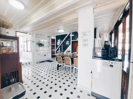 Green Riverside Homestay Отели рядом с достопримечательностью «Wat Worapho»