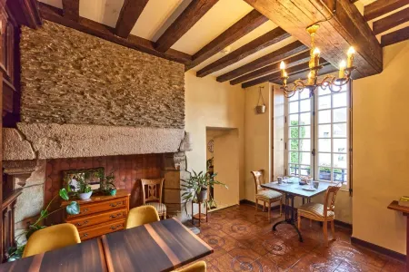 Hôtel les Deux Magots Отели рядом с достопримечательностью «Circus In Track Stey»