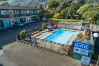 Kapiti Gateway Motel - Pools