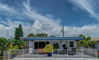 4145 by the Sea Inn & Suites
