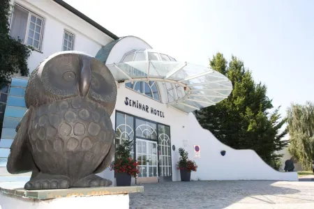 Seminarhotel Göttlesbrunn Отели в г. Фишаменд