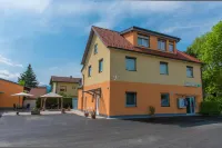 Ferienwohnungen und Zimmer Yassi - Parkplatz