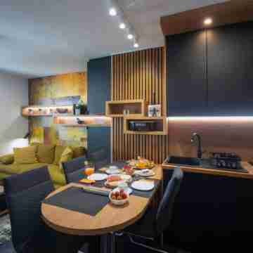 Jazine Lux Apartment E&T Dining/Meeting Rooms