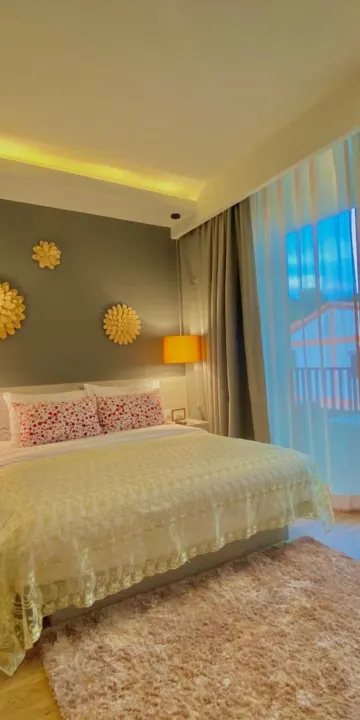 ห้องเตียงใหญ่ พร้อมระเบียง