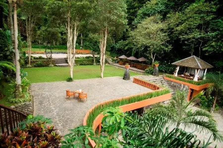 SanGria Resort and Spa Отели рядом с достопримечательностью «Cimahi Waterfall»