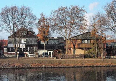 Alter Dorfkrug am Kanal Hotels near Hoffmann-von-Fallersleben-Museum im M2K
