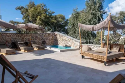 Pithos Apartments