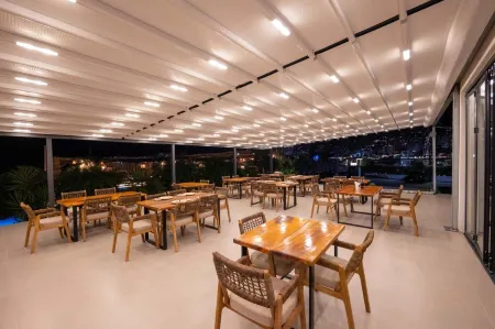 Grand Hotel Saranda Отели рядом с достопримечательностью «Mango Beach»