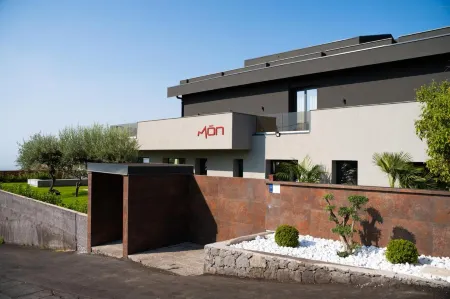 MòN Luxury Rooms Spa Отели рядом с достопримечательностью «Этналенд»