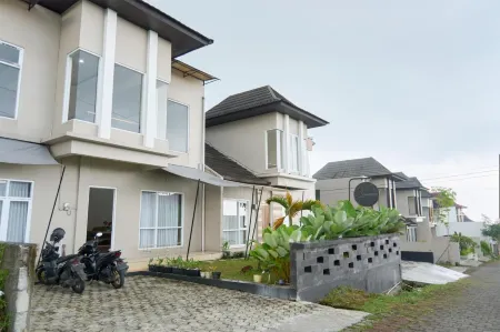 Palma Pool Villa Bumi Dieng Indah Отели в г. Mojotengah