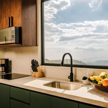 Lakay Monteverde with Heated Pool, Golf Cart and Breakfast