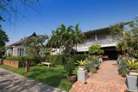 Dorm of Happiness by Tharaburi Resort Отели в г. Сукхотхай