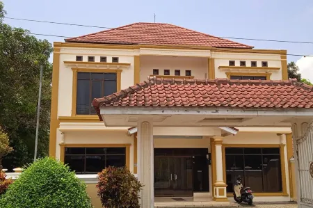 Hotel Akbar Banyumas RedPartner Отели в г. Kroya