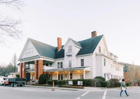 The NuWray Hotel & Carriage House