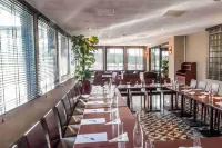 Plessis Parc Hôtel فنادق في Le Plessis-Robinson