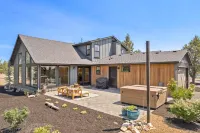 The Gem Estate by Avantstay Modern Farmhouse w/ Lavender Fields + Hot Tub