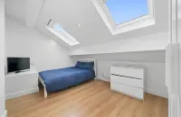 Jí Sùn Stays - Guest House with Private Ensuite Rooms and Free Parking in Liverpool - parkir
