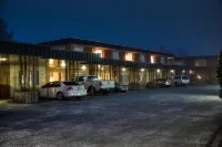 Curly Redwood Lodge