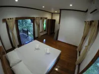 Baan Khaosok Resort Hotels in Phanom