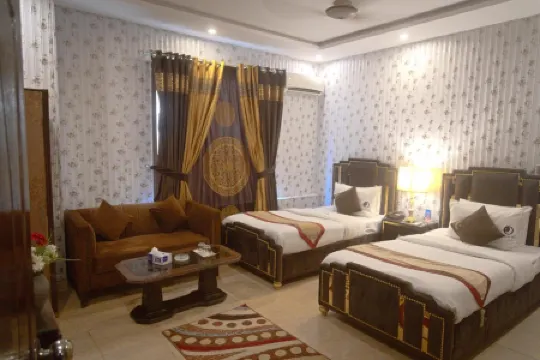 Premier Inn Johar Town Lahore Отели рядом с достопримечательностью «Юниверсити Колледж Лахор»