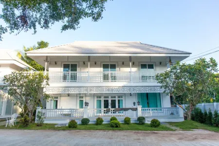 Moeimanee Resort Отели рядом с достопримечательностью «Mae Sot Tourism Centre»