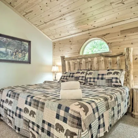 Hot Tub and Private Deck Rustic Pigeon Forge Cabin