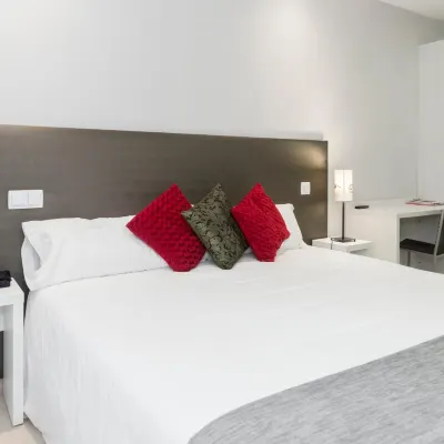 Hostal Aslyp 114 โรงแรมใกล้EAE Business School