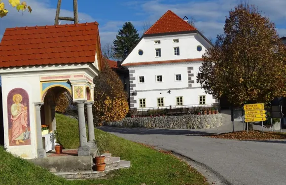 希薩莫吉內託瓦公寓酒店