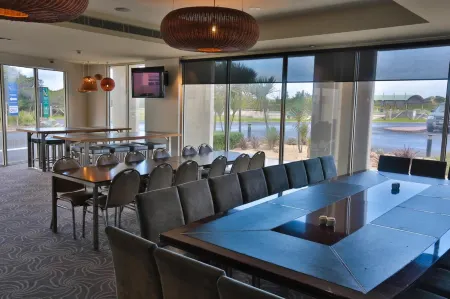 Lady Bay Resort Отели в г. Уоррнамбул