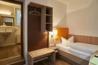 Hotel Zur Traube Hotel dekat Alte Kirche Velbert - Evangelische Kirchengemeinde Velbert